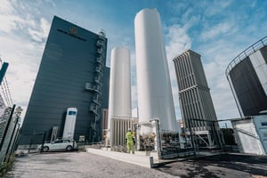 Industriell miljö med biogas tankar